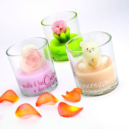 Bicchiere vetro con cera dettaglio fiore