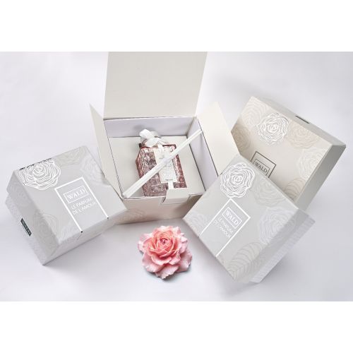 Bottiglia in vetro rosa con profumo fragola e panna